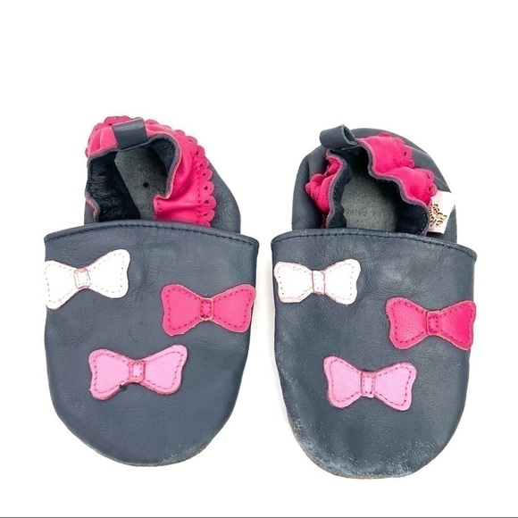 6/$20 ⭐️ 𝅺Black Bow Accented Leather Baby Shoes US 18-24M - Picture 1 of 3